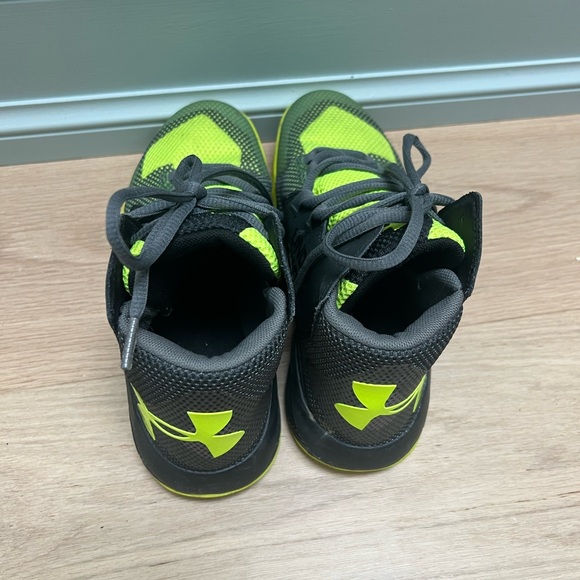 Under armour basketball shoes (grade school size 4) - Picture 3 of 4
